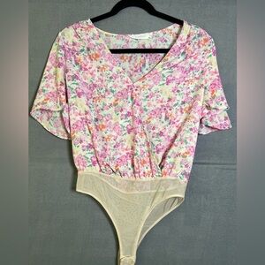 All In Favor Flutter Sleeve Floral  Bodysuit Size Medium